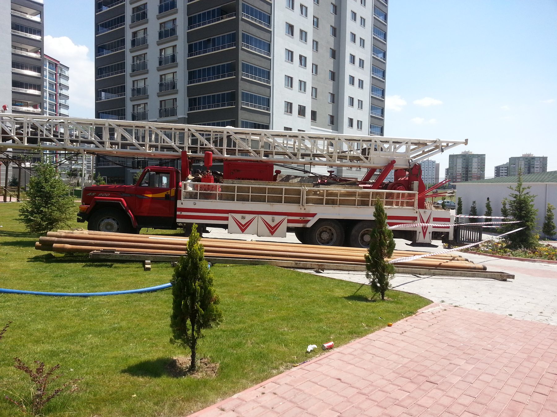 Konut sitesi bahçesinde sondaj
